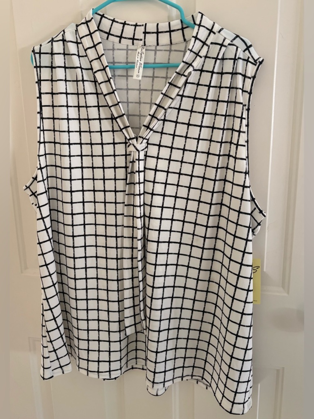 NWT Sleeveless White & Black Tie-Neck Top Size 2X